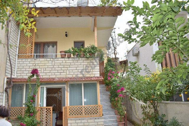 Vile 2 kateshe per shitje prane rruges se Elbasanit ne Tirane